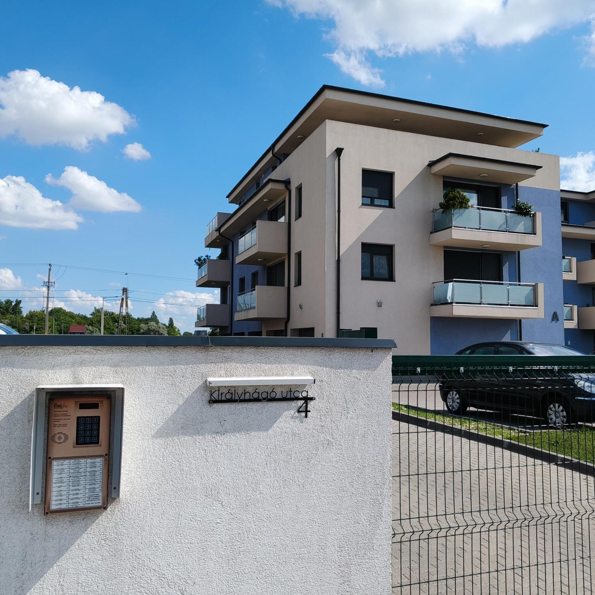 Pe-Ki Lux Apartman Székesfehérvár Buitenkant foto